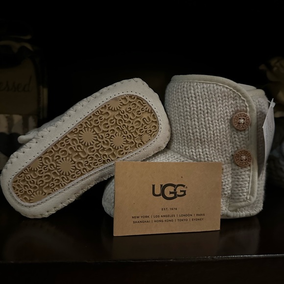 Ugg boots baby 4/5 new never worn - Picture 3 of 5